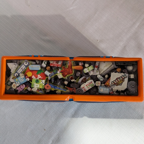 Hexbug Junk Bots dumpster construction kit age 3+ - Picture 3 of 11